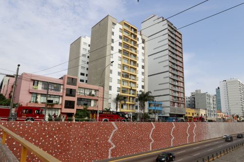 Miraflores Incendio Consume Los Pisos Altos De Un Edificio Noticias