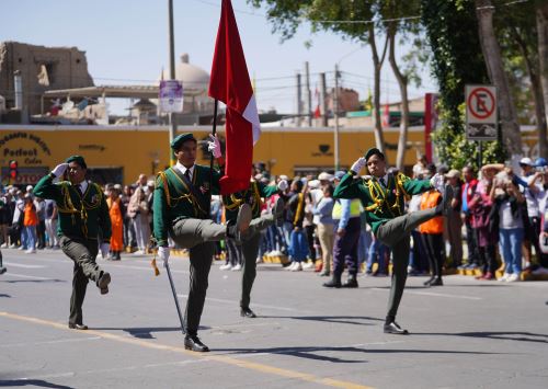 Fiestas Patrias con desfile cívico escolar Ica celebra 203 años de la