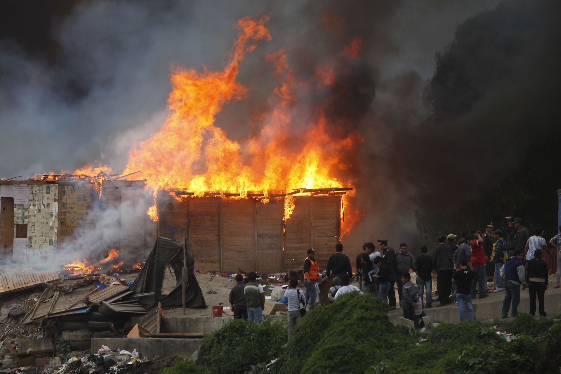 Incendio De Grandes Proporciones Consume Viviendas En El Callao