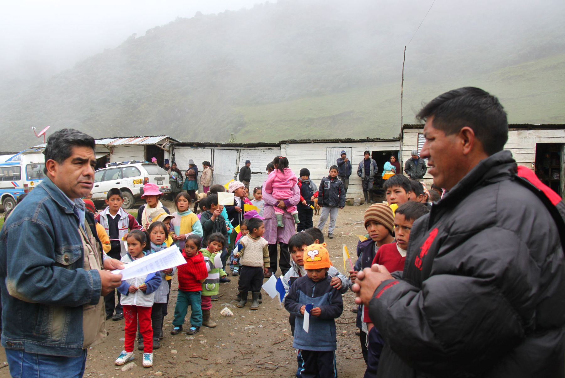 Alcalde de Huancayo entregó ayuda en comunidades afectadas por intensas