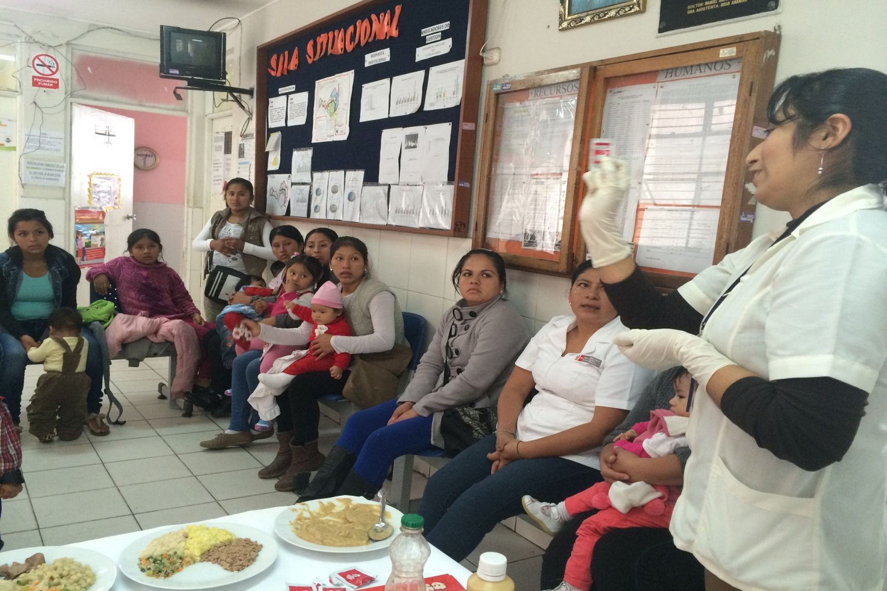 Enseñan a madres de familia a preparar alimentos nutritivos para