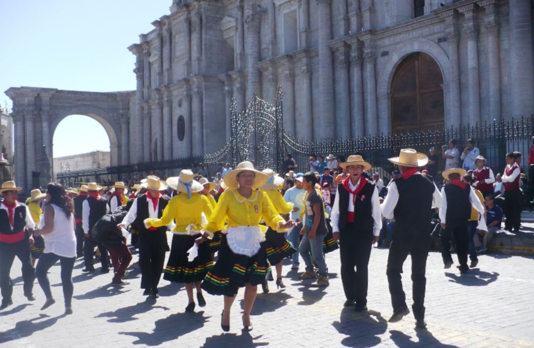 La Ciudad De Arequipa Vive Un Ambiente Festivo Por El Aniversario