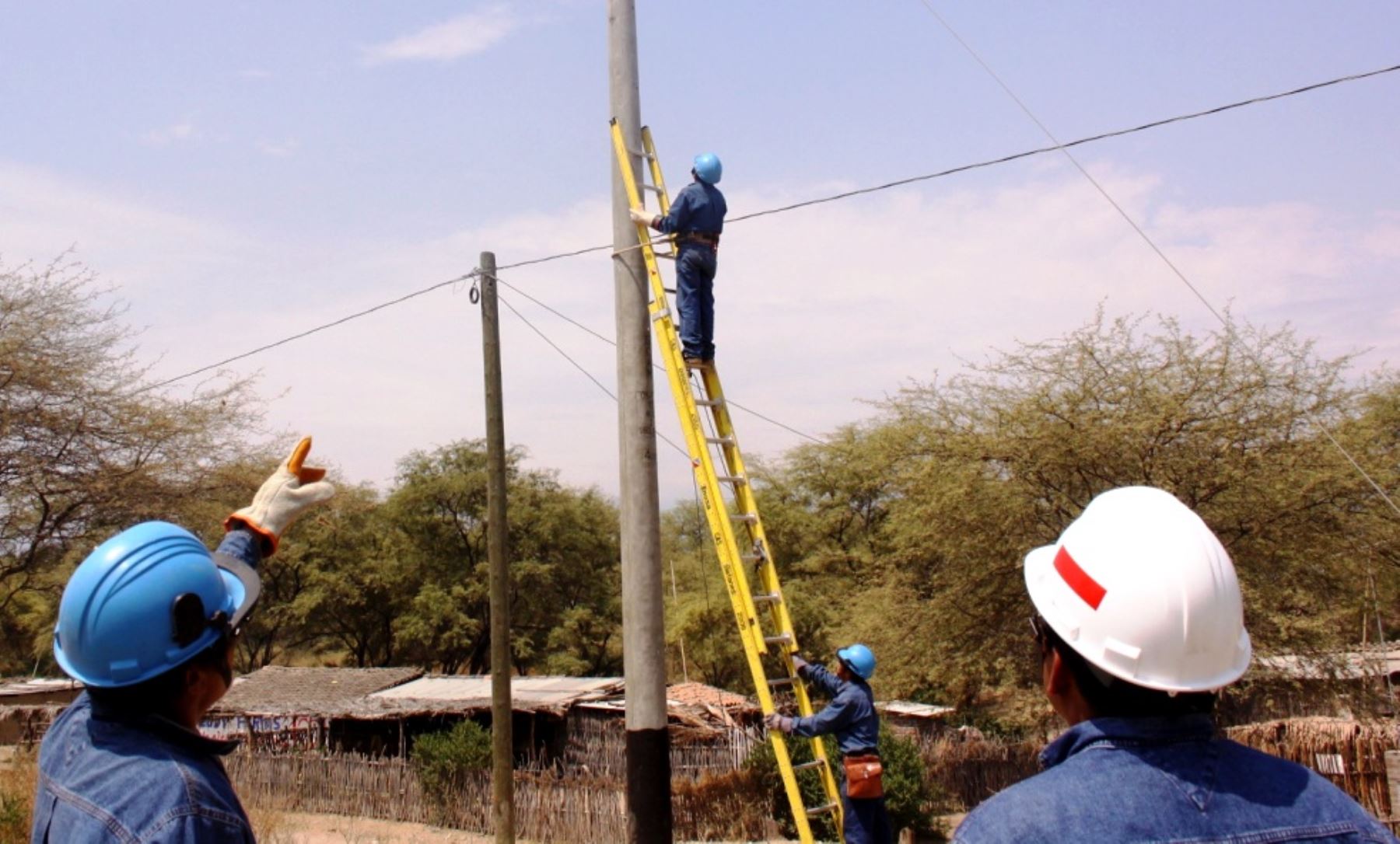 Obras de electrificación benefician a comunidades y caseríos de Atalaya