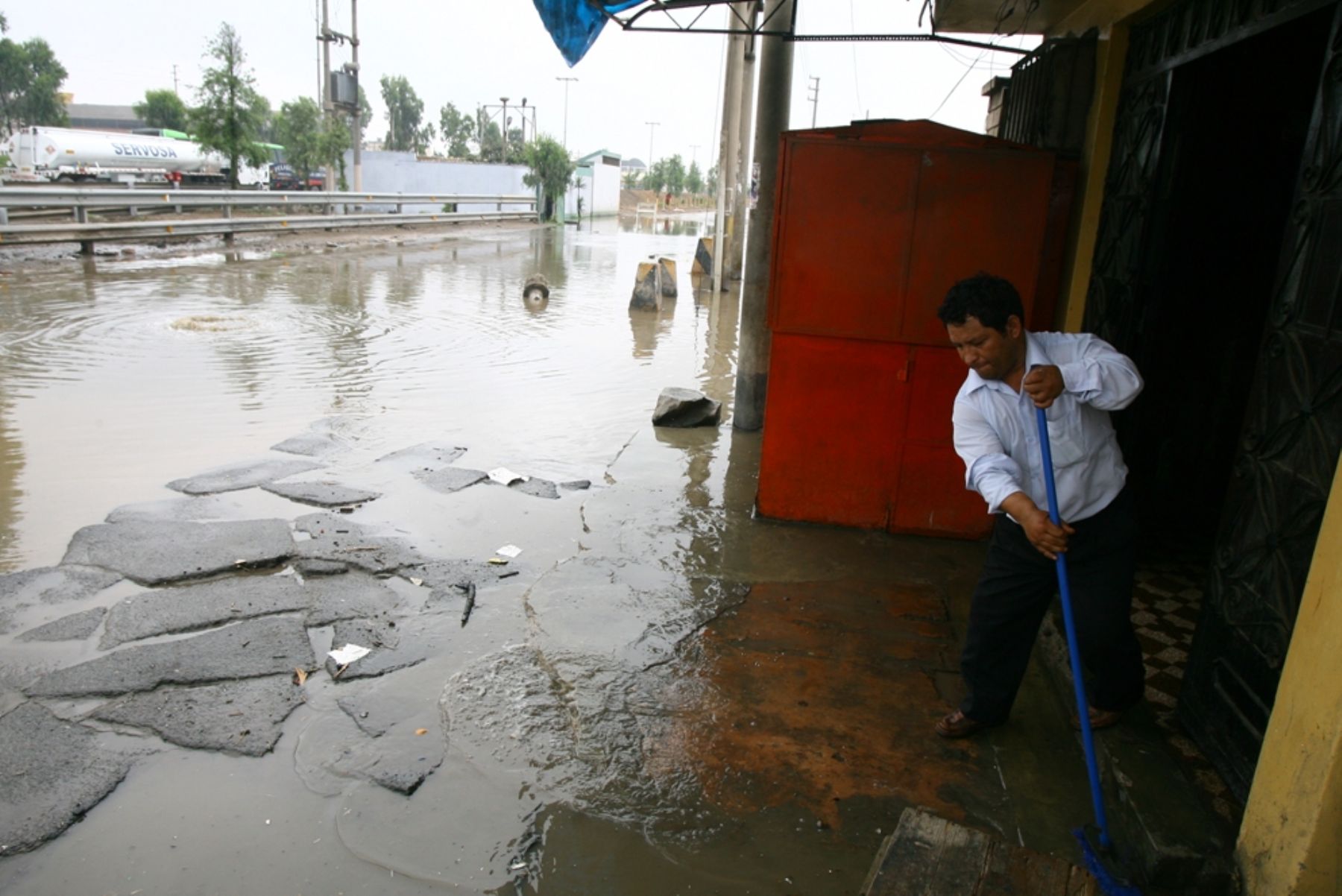 Entregan carpas y frazadas a damnificados por inundación en San Juan de