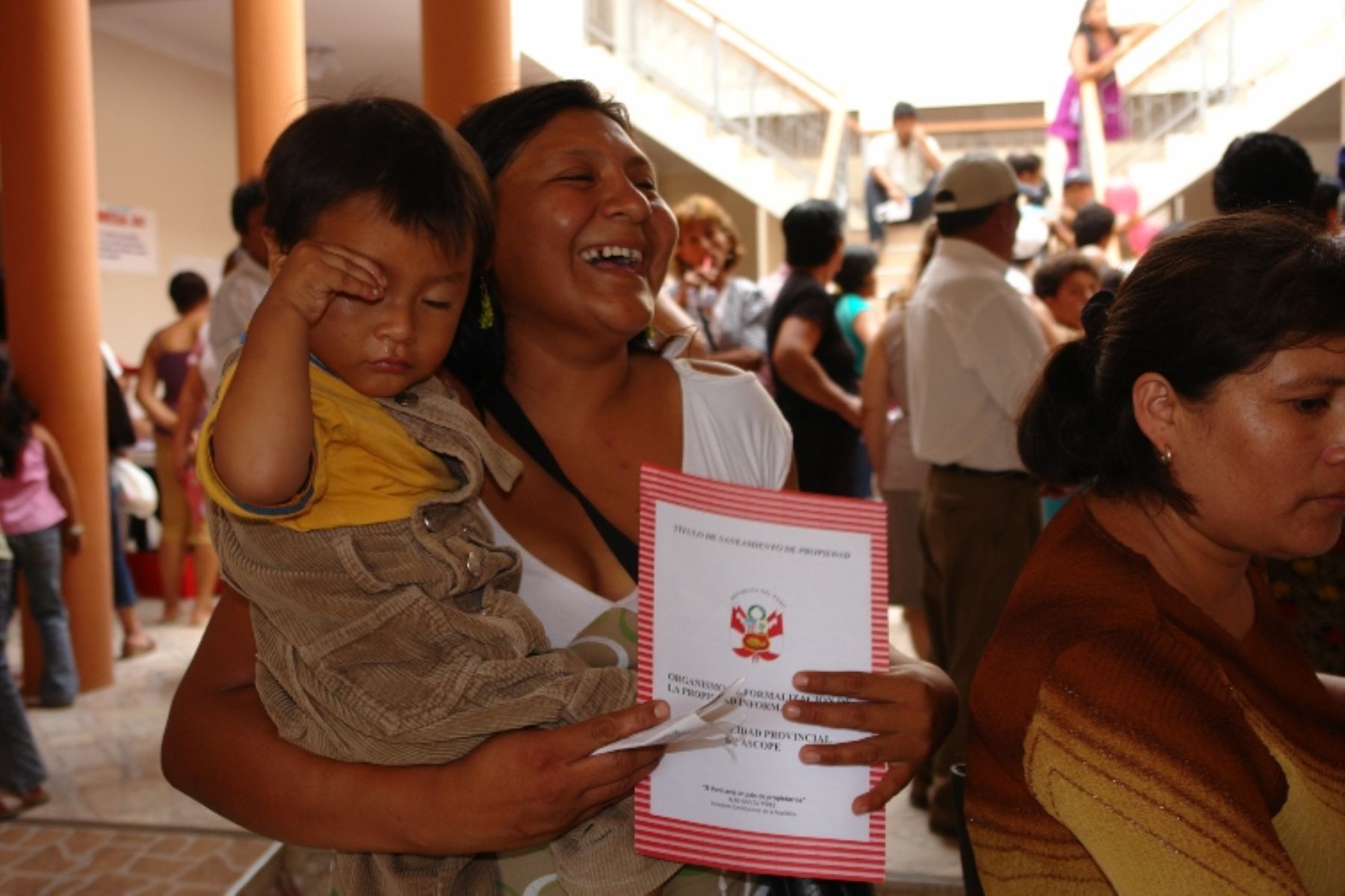 Cofopri entrega títulos de propiedad a más de 1 500 familias de La