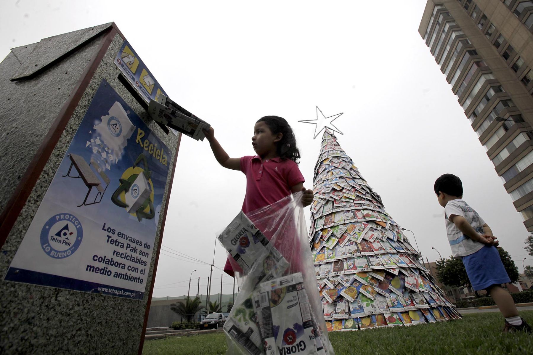 Exhiben Primer Rbol Navide O Hecho Con Envases Reciclables Tetra Pak