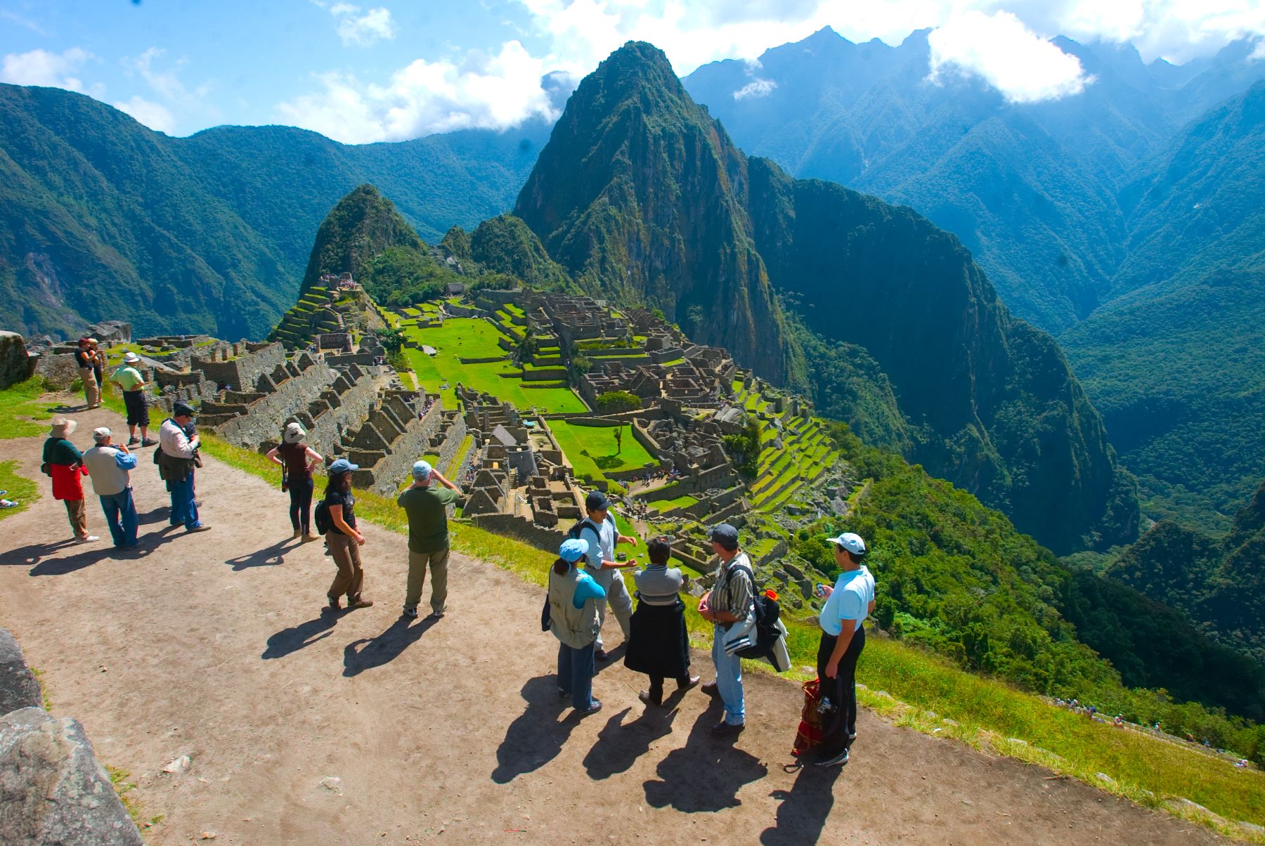 Tourists visiting the Inca citadel of Machu Picchu. Photo:ANDINA/Alberto Orbegoso