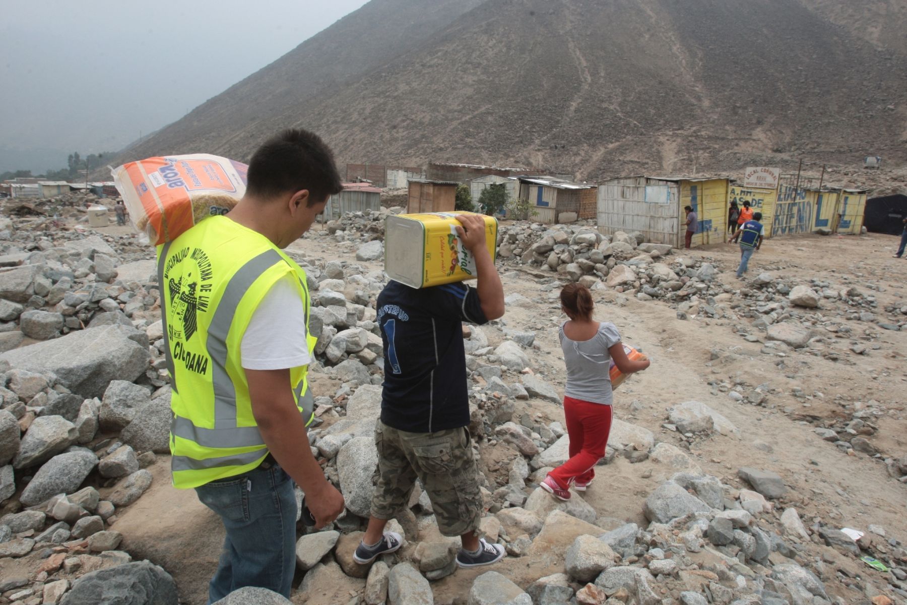 Entregan 1 7 toneladas de ayuda a damnificados por huaicos en Cañete