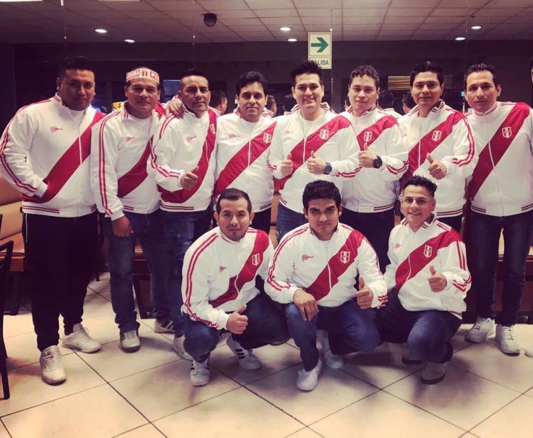 Deyvis Orosco se pone a tono con el Mundial y viste al blanquirroja de la cumbia.