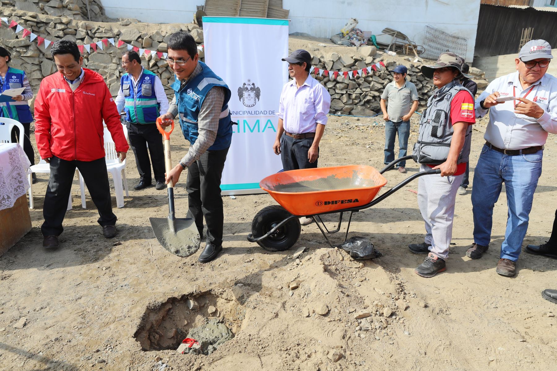 Municipalidad de Lima inicia construcción de losas deportivas en Ate y