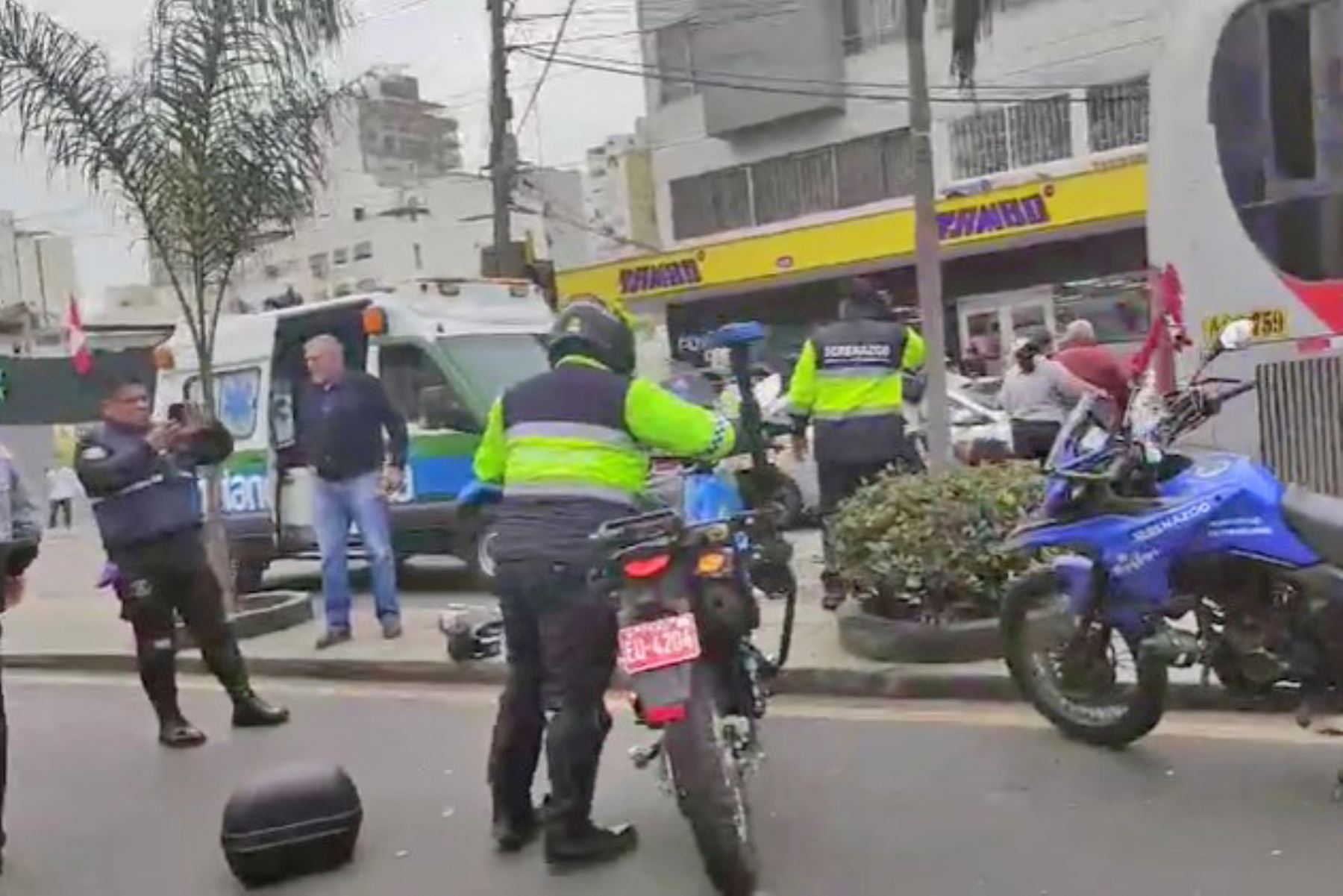 Múltiple choque en Miraflores deja varios heridos y vías con tránsito