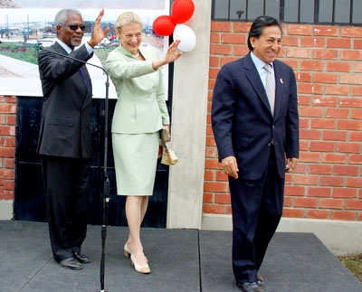 Un cálido saludo de los esposos Annan a la población de Villa El Salvador.
