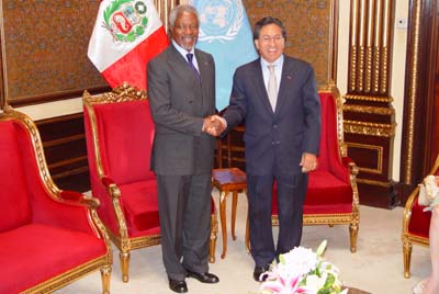 El secretario general de las Naciones Unidas, Kofi Annan en Palacio de Gobierno fue condecorado por el presidente del Perú, Alejandro Toledo con la Orden de "El Sol del Perú" en el grado de Gran Cruz.