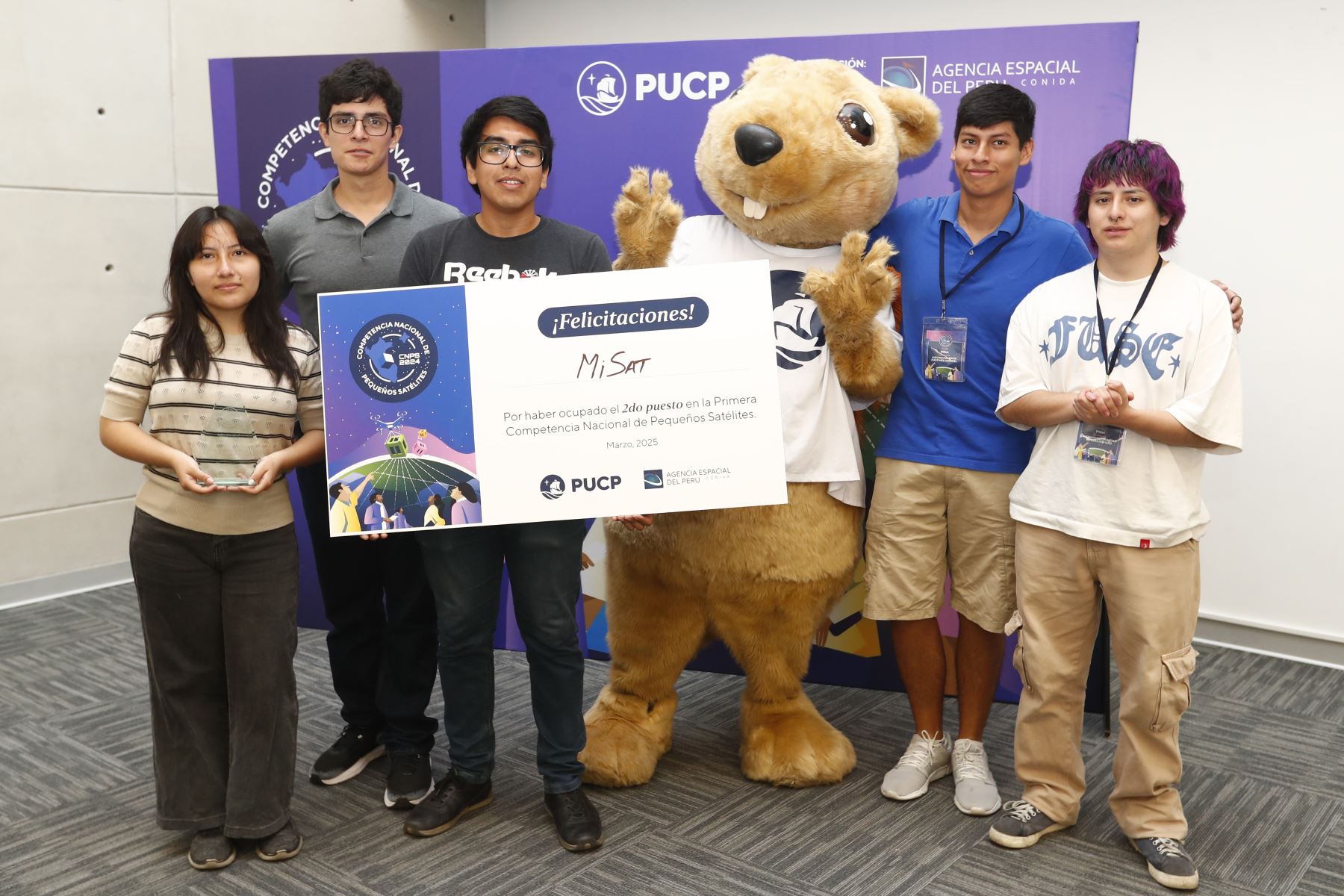 Ellos son los jóvenes estudiantes de la Pontificia Universidad Católica del Perú que, a través de la conformación del equipo MiSat, obtuvieron el segundo puesto en la Competencia Nacional de Pequeños Satélites, organizada por la PUCP y la Agencia Espacial del Perú CONIDA. Foto: ANDINA/Daniel Bracamonte