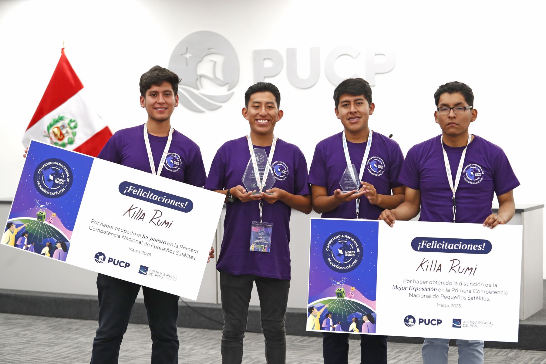 Ellos son los jóvenes estudiantes de la Universidad Católica San Pablo de Arequipa que se alzaron con el primer puesto en la Competencia Nacional de Pequeños Satélites, organizada por la Pontificia Universidad Católica del Perú PUCP y la Agencia Espacial del Perú CONIDA. Foto: ANDINA/Daniel Bracamonte