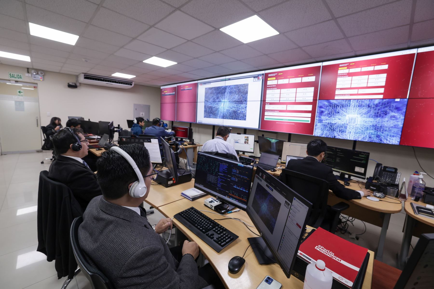 El Simulacro Internacional de Ataques Cibernéticos 2025 tuvo un equipo "hacker" y un equipo "defensor" para probar capacidad de respuesta de 392 entidades. Foto: PCM
