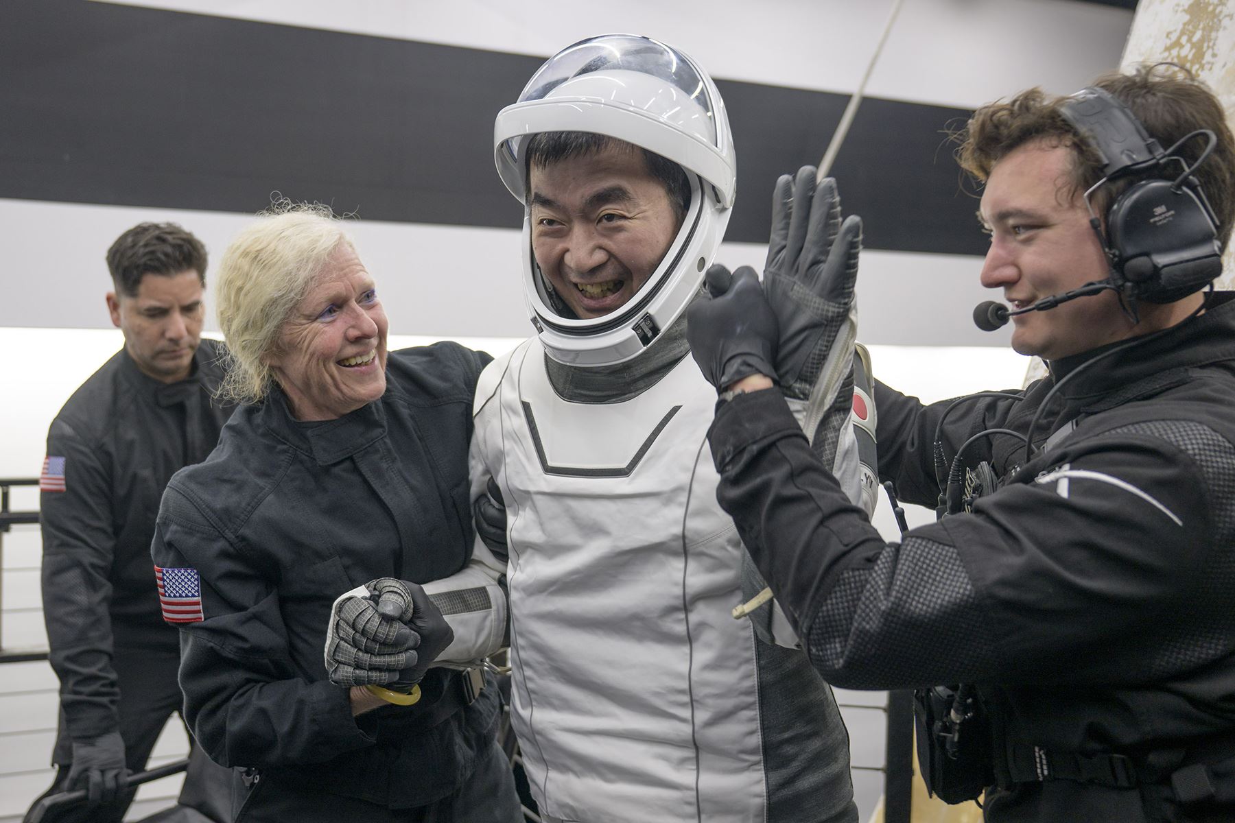 El astronauta de la AXA, Kimiya Yui, recibe ayuda para salir de la nave espacial SpaceX Dragon Endeavour a bordo de la nave de recuperación de SpaceX, SHANNON, después de que él, los astronautas de la NASA Mike Fincke, Zena Cardman y el cosmonauta de Roscosmos Oleg Platonov aterrizaran en el océano Pacífico frente a la costa de Long Beach, California. Foto: NASA/Bill Ingalls