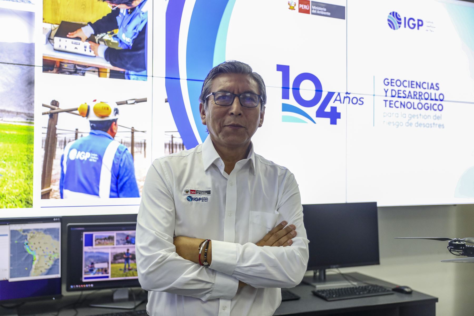 En el marco del aniversario de 104 años del IGP, el Dr. Hernando Tavera, jefe del Instituto Geofísico del Perú, presentó un dron científico, hecho 100% en el Perú. Este instrumento científico sobrevoló el cráter del volcán Sabancaya para proporcionar información de medición de humedad y temperatura. Los datos son luego analizados en la estación del IGP en Jicamarca. Foto: ANDINA/Ricardo Cuba