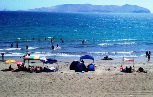 La mayoría de visitantes prefiere acampar en las playas de Paracas para recibir el Año Nuevo.