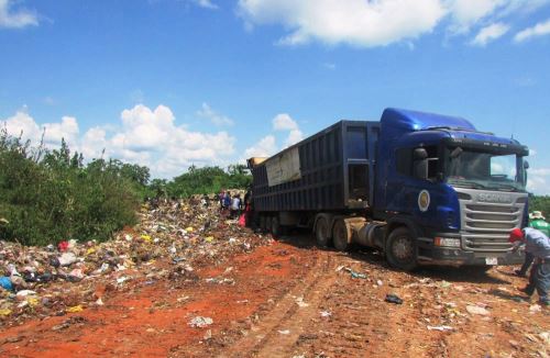 El botadero municipal de Coronel Portillo se ha convertido en una peligrosa fuente de contaminación ambiental.