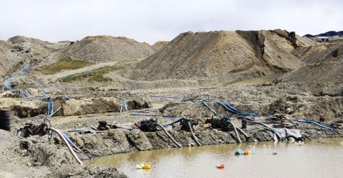 La minería ilegal y la presencia de metales pesados son el principal contaminante del lago Titicaca.