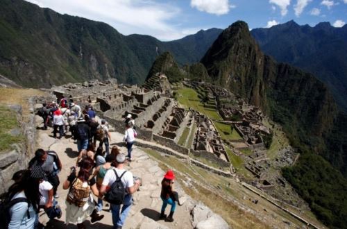 Autoridades facilitan ingreso a Machu Picchu a los turistas afectados por choque de trenes.