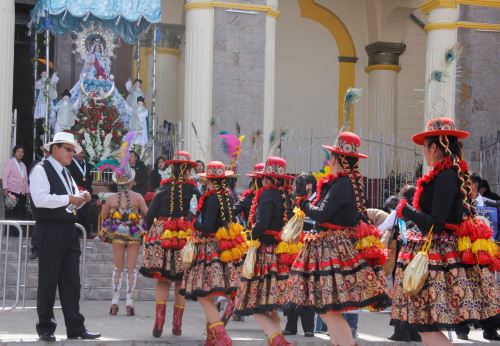 Durante la tradicional festividad se desarrollan concursos de danzas y trajes.
