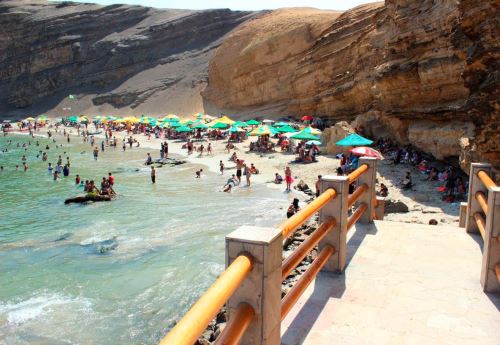 Las playas de la Reserva Nacional de Paracas destacan por su belleza.