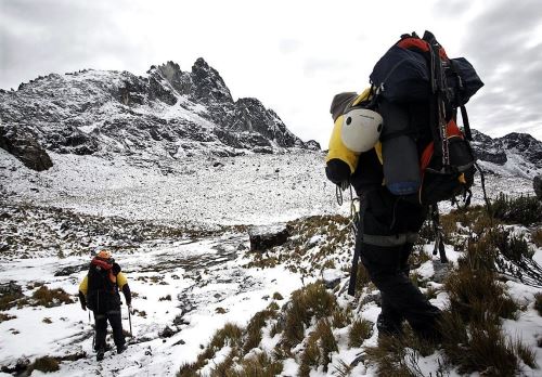 Policías de Alta Montaña se dirigen al encuentro de los turistas para verificar su buen estado de salud.