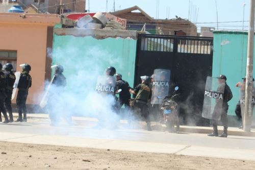 La Policía tuvo que emplear bombas lacrimógenas para evitar que protestas en Tumán se desborden.