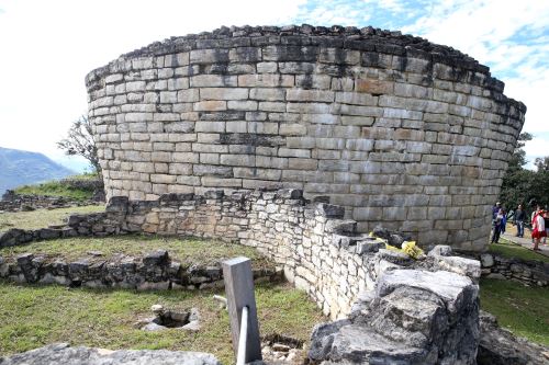 En la cima de los andes amazónicos nororientales de Perú se encuentra el imponente complejo arqueológico Kuélap, perteneciente a la cultura preínca Chachapoyas.