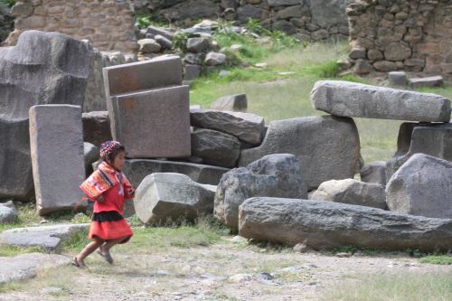 Especialistas evaluaron también posibles daños en el parque arqueológico de Ollantaytambo.