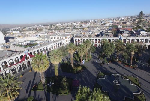 La plaza de Armas de Arequipa está rodeada por edificaciones construidas con sillar.