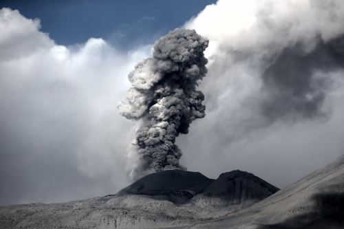 Radio de dispersión de la ceniza del volcán Sabancaya es mayor a los 30 kilómetros.