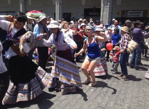 Los turistas disfrutaron de las fiestas por el aniversario de Arequipa.