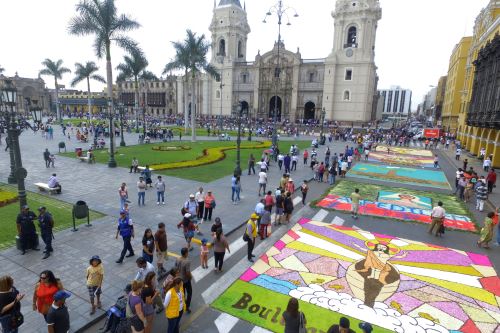 Lima también ofrece diversas actividades con motivo de Semana Santa, como concursos de alfombras florales en la plaza de Armas.