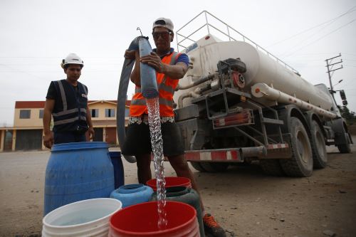 Ministerio de Vivienda dotó de agua, mediante camiones cirterna, a pobladores de Mórrope.