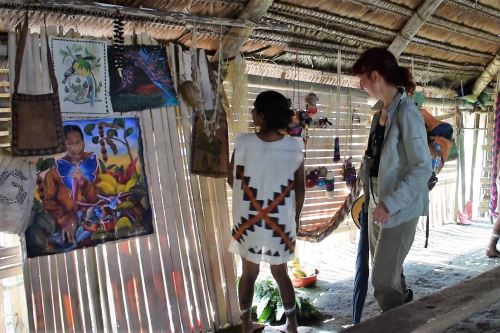 Los turistas que visitan las comunidades de Loreto muestran interés por el arte indígena.