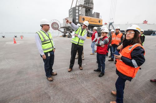 Ministro Edmer Trujillo visita puerto de El Callao