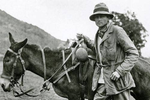 Una fotografía sin fecha del arqueólogo estadounidense Hiram Bingham en la ciudadela inca de Machu Picchu.