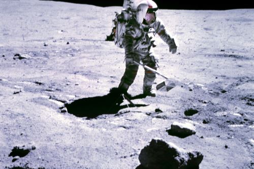 Astronauta realiza experimentos en la Luna