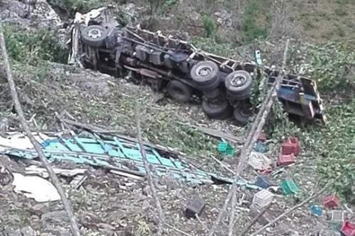 Camión se despistó y cayó a un abismo en la carretera Central, en Tarma.