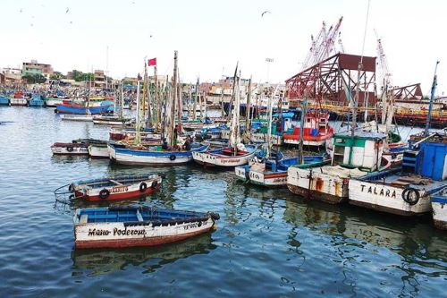 Bote de pesca, Fishing boat; El Ñuro, Piura, Peru