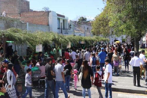 Miles de arequipeños y turistas disfrutaron del adobo arequipeño.