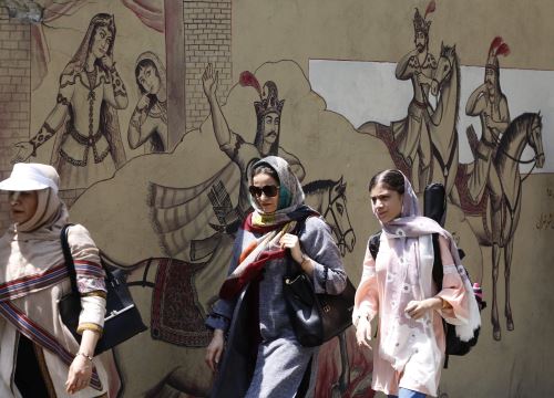 Mujeres caminan por las calles de Teherán