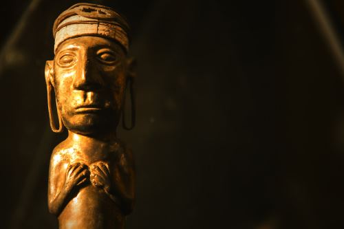 Un pequeño ídolo de oro forma parte de la exhibición del museo Santuarios Andinos.
