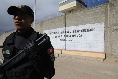 Policía refuerza la seguridad en el exterior del penal de Challapalca.