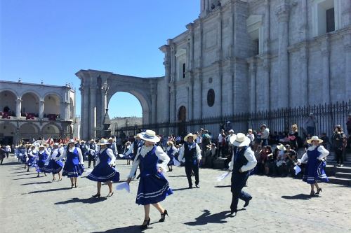 Durante el desfile se presentaron grupos que danzaron bailes típicos de Arequipa.