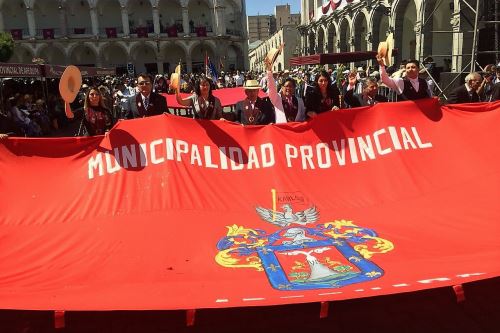 Durante el desfile fue paseada también la bandera de Arequipa.