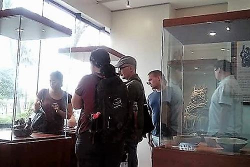 Visitantes mostraron interés por las piezas arqueológicas que se exhiben en Chimbote.